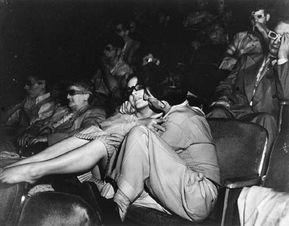 情侣在电影院亲吻,情侣甜蜜定格